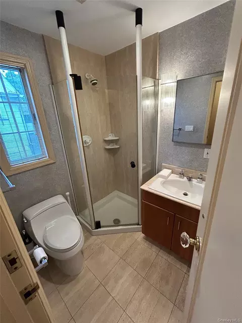 Bath - 915 Palmer Rd, Yonkers, NY 10708 photo 1 of 1