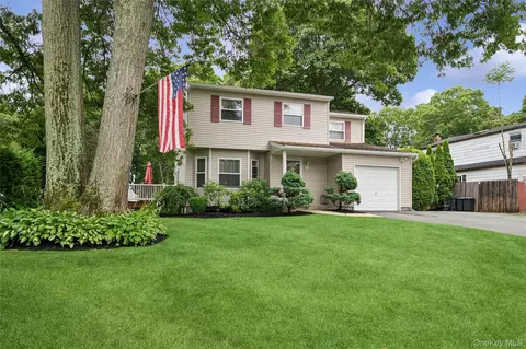 36 Champlin St, Ronkonkoma, NY 11779