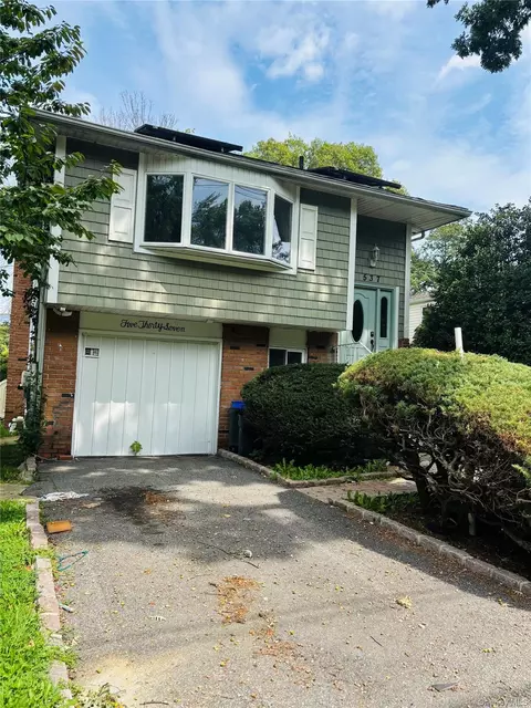 537 Lakeway Dr, West Babylon, NY 11704