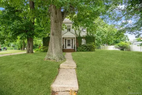 544 S Wellwood Ave, Lindenhurst, NY 11757