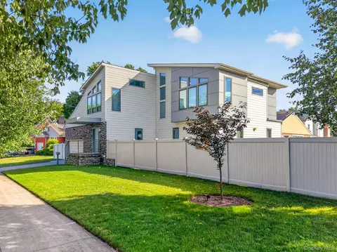 66-06 Marathon Pkwy, Douglaston, NY 11362