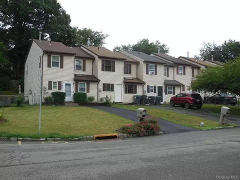 546 Saracino Dr, Maybrook, NY 12543