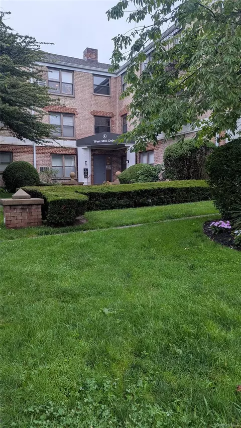 4 W Mill Dr #2F, North Hempstead, NY 11021