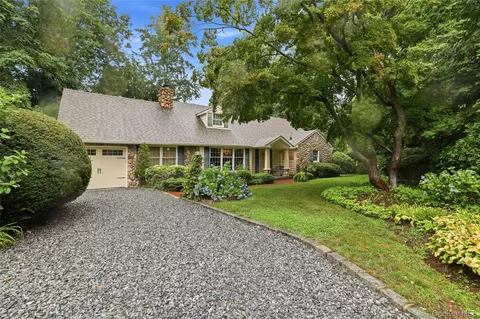 73 Cove Rd, Huntington, NY 11743
