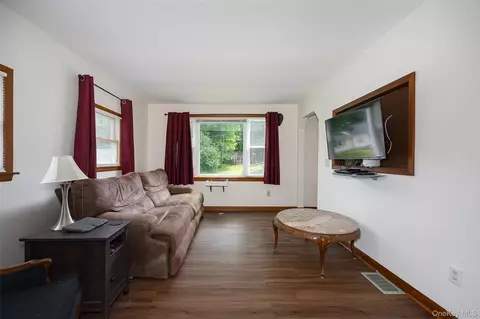 Living - 5 Willow Rd, Beacon, NY 12508 photo 1 of 2