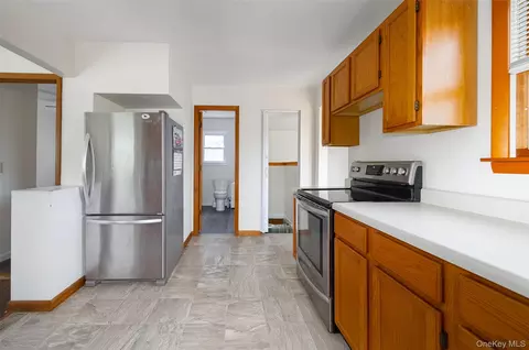 Entry Way - 5 Willow Rd, Beacon, NY 12508 photo 2 of 3