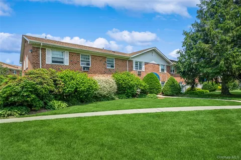 460 Old Town Rd #8J, Port Jefferson Station, NY 11776