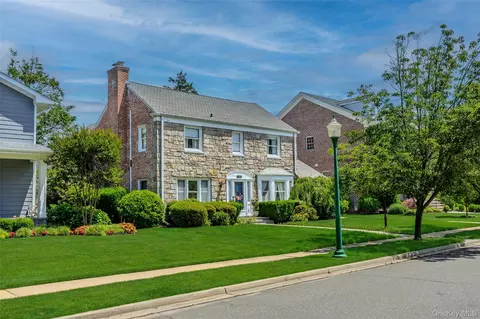 75 Bulson Rd, Rockville Centre, NY 11570