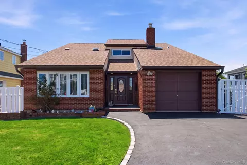212 Shore Rd, Lindenhurst, NY 11757