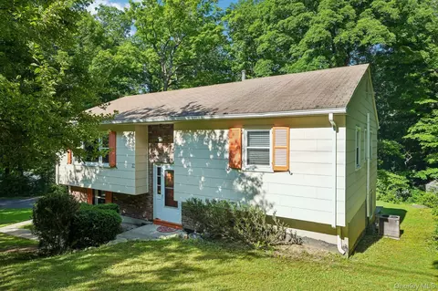 37 Nursery Rd, Tuxedo, NY 10987