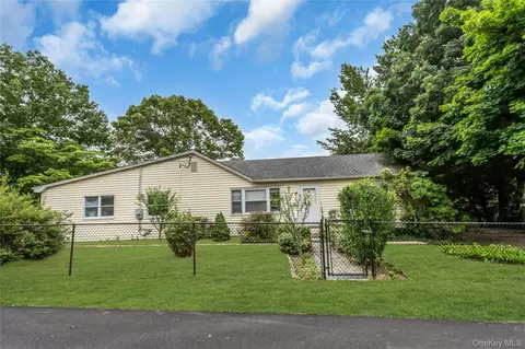 26 Woodland St, Lake Ronkonkoma, NY 11779