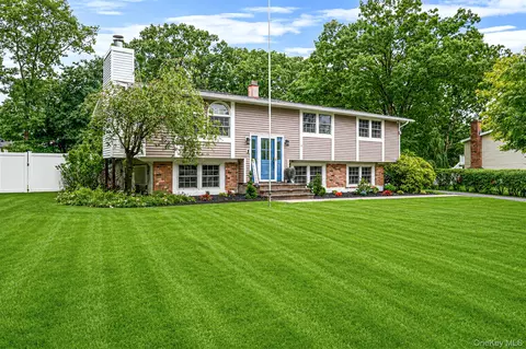 6 Mayflower Ln, Setauket, NY 11733