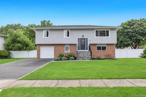 192 N 21st St, Wheatley Heights, NY 11798