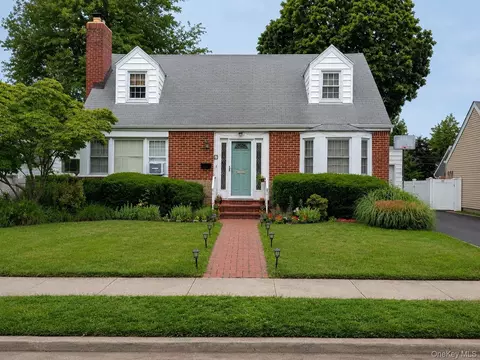 61 Gateway, Rockville Centre, NY 11570