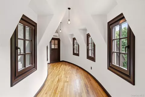 Entry Way - 36 Spring St, Cold Spring Harbor, NY 11724 photo 4 of 6