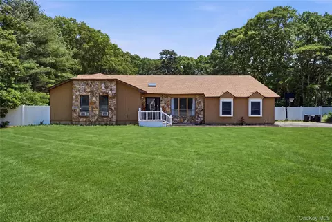 43 Margin Dr W, Shirley, NY 11967