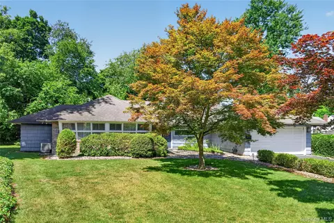 26 Oaks Hunt Rd, North Hempstead, NY 11020