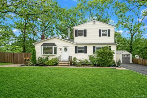 30 Sayville Rd, Sound Beach, NY 11789