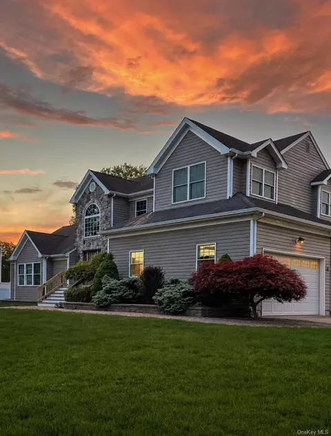 3 Dixon St, Yaphank, NY 11980