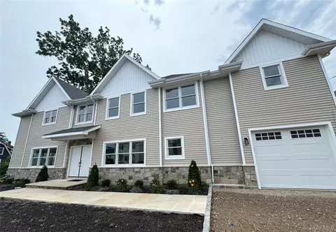 9 First St, North Hempstead, NY 11547