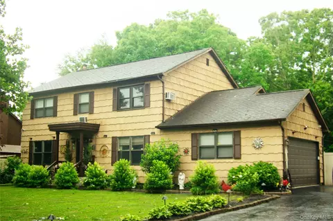 4 John Vincent Ct, Centereach, NY 11720