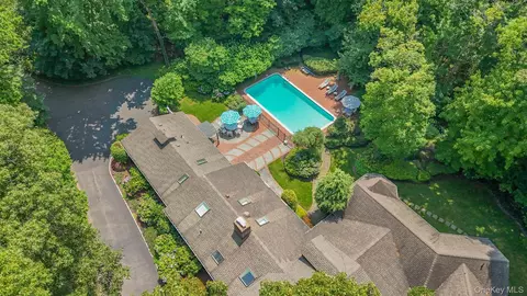 15 Tappentown Ln, Glen Head, NY 11545