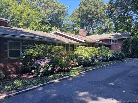 15 Tappentown Ln, Glen Head, NY 11545