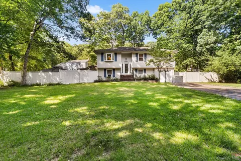 16 Obermueller Dr, Melville, NY 11747