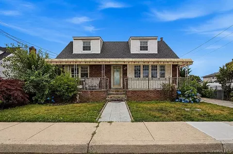 335 Roquette Ave, South Floral Park, NY 11001