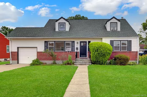 792 Highview Ave, Westbury, NY 11590
