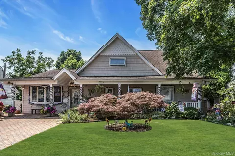 18 Hedge Ln, Westbury, NY 11590