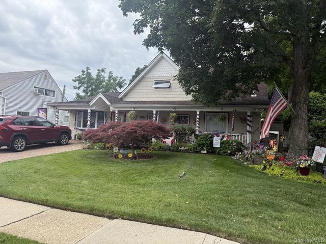 18 Hedge Ln, Westbury, NY 11590