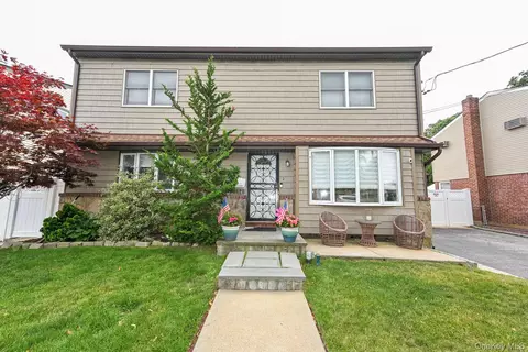 1005 Ferngate Dr, Franklin Square, NY 11010