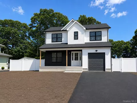 39 Surrey Dr, Center Moriches, NY 11934