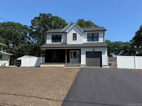 39 Surrey Dr, Center Moriches, NY 11934