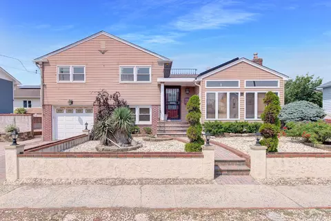 24 Pinehurst St, Lido Beach, NY 11561