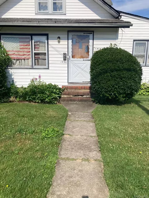 1536 Rhode Ave, Merrick, NY 11566
