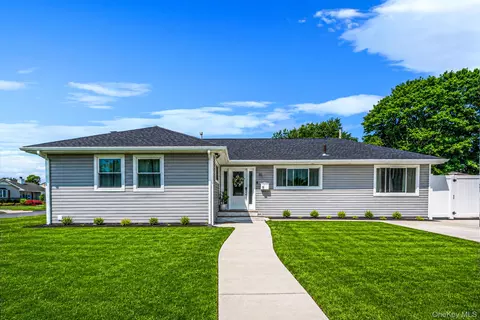 28 High St, Farmingdale, NY 11735