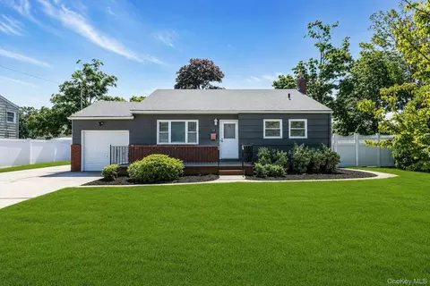 29 Edgewater Ave, Bayport, NY 11705