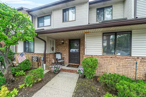 113 Laurel Ln, Wantagh, NY 11793