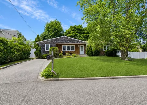 34 Barrett Ave, Bayport, NY 11705