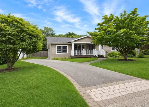 19 Evy Ct, Sayville, NY 11782