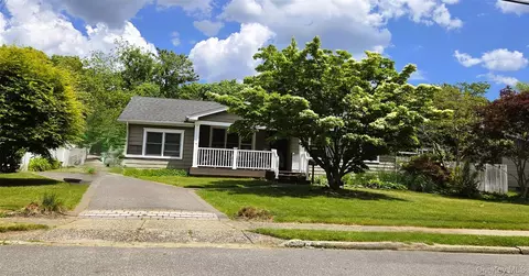 19 Evy Ct, Sayville, NY 11782