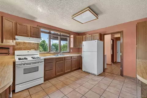 Kitchen - 25 Red Mills Rd, Shawangunk, NY 12589 photo 4 of 5