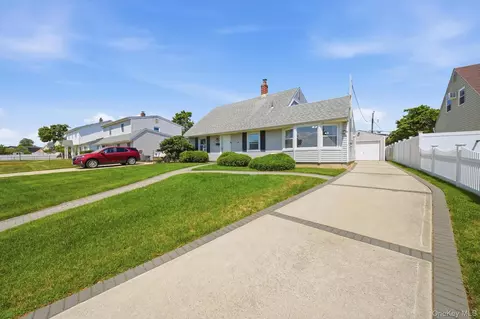 37 Gun Ln, Levittown, NY 11756
