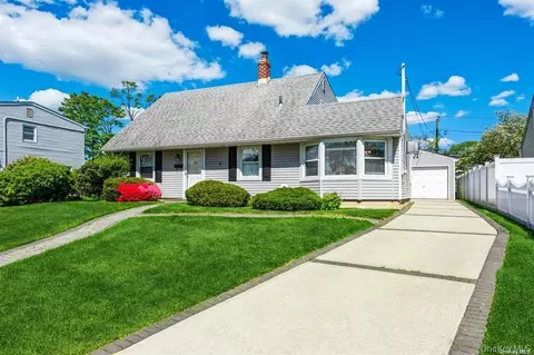 37 Gun Ln, Levittown, NY 11756