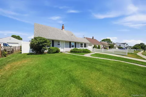 37 Gun Ln, Levittown, NY 11756