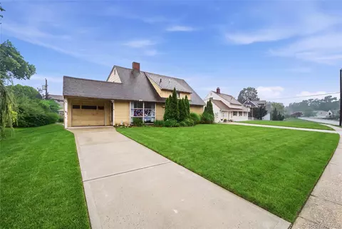 161 Duckpond Dr N, Wantagh, NY 11793