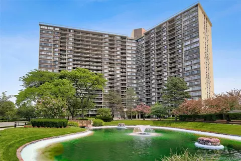 2 Bay Club Dr #11A, Bayside, NY 11360