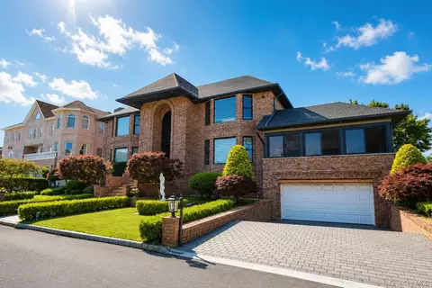 5 Nicolosi Dr, Staten Island, NY 10312